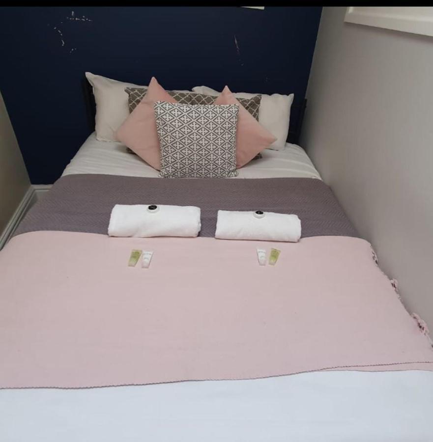 באת' Stunning Hepburn Suite! מראה חיצוני תמונה